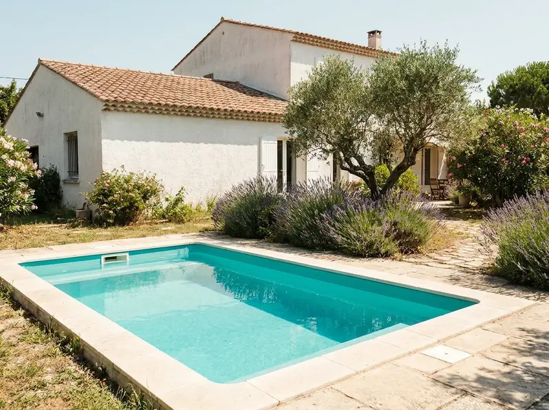 Une piscine compacte dans un jardin familial